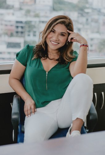 Cynthia Chacón en su oficina de Guayaquil